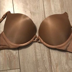 Victoria’s Secret bombshell 32a